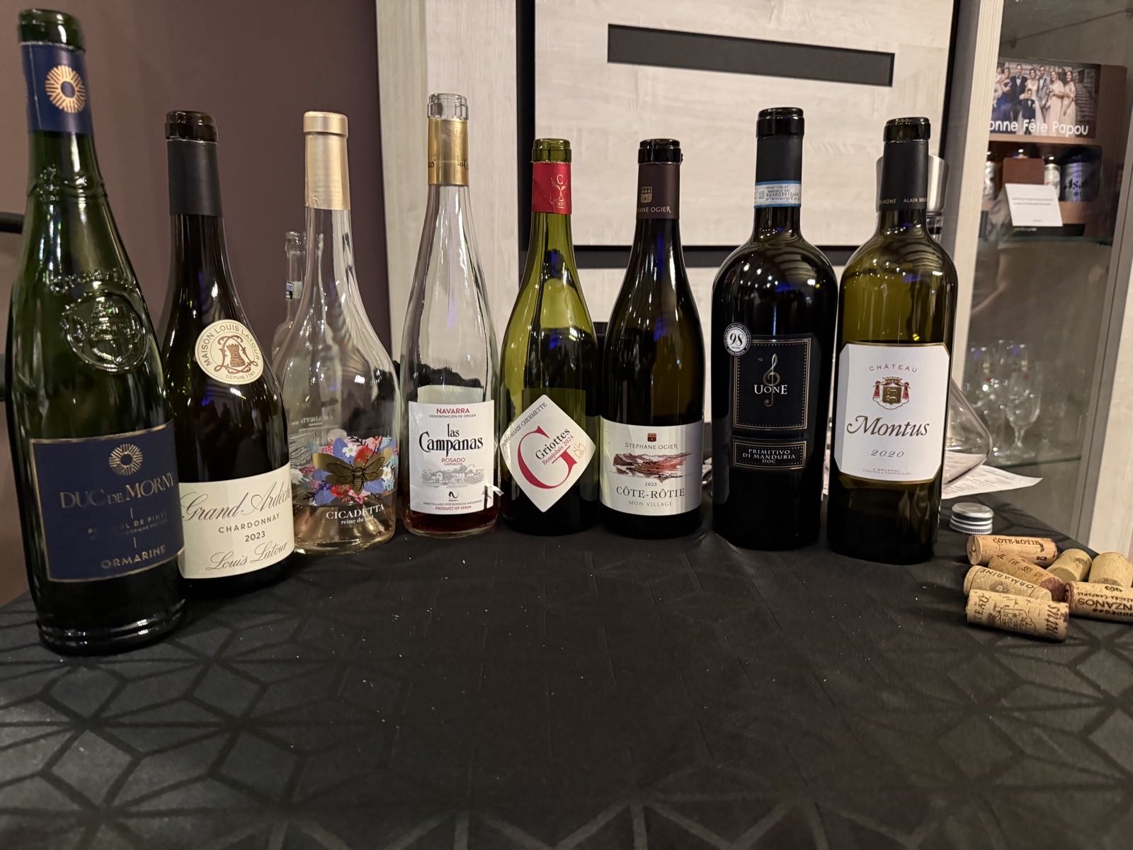 Sélection de bouteilles de vin préparées pour une dégustation